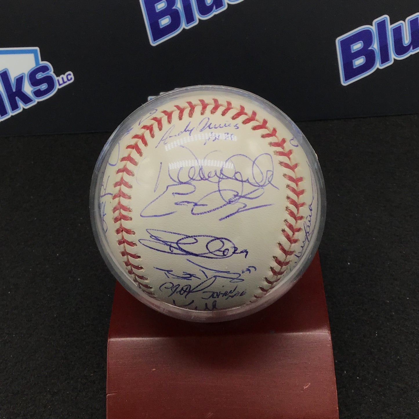 2004 NY Yankees autographed team ball (29 signatures)