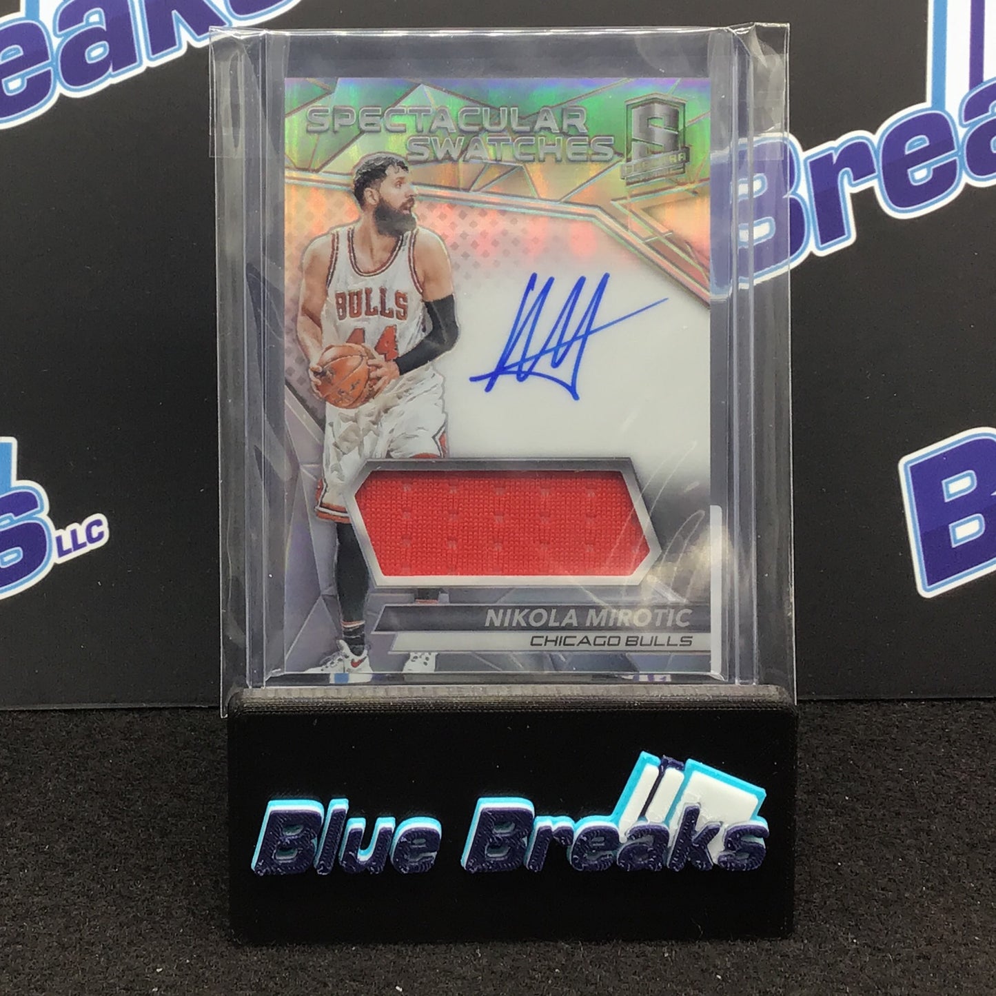 2016-17 Panini Spectra Spectacular Swatches auto relic 35/99 #SS-NMT Bulls