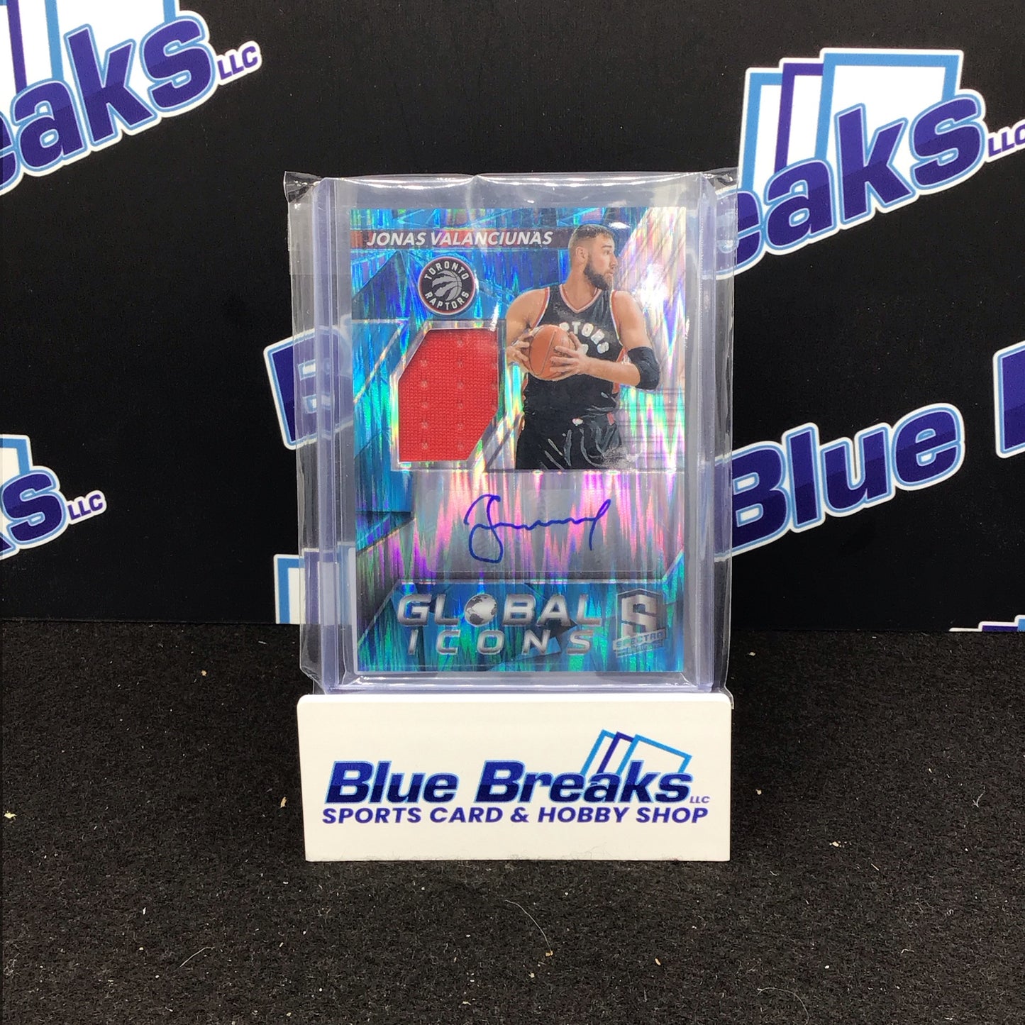 2016-17 Panini Spectra Global Icons Jonas Valanciunas relic auto 32/99 #15 Raptors