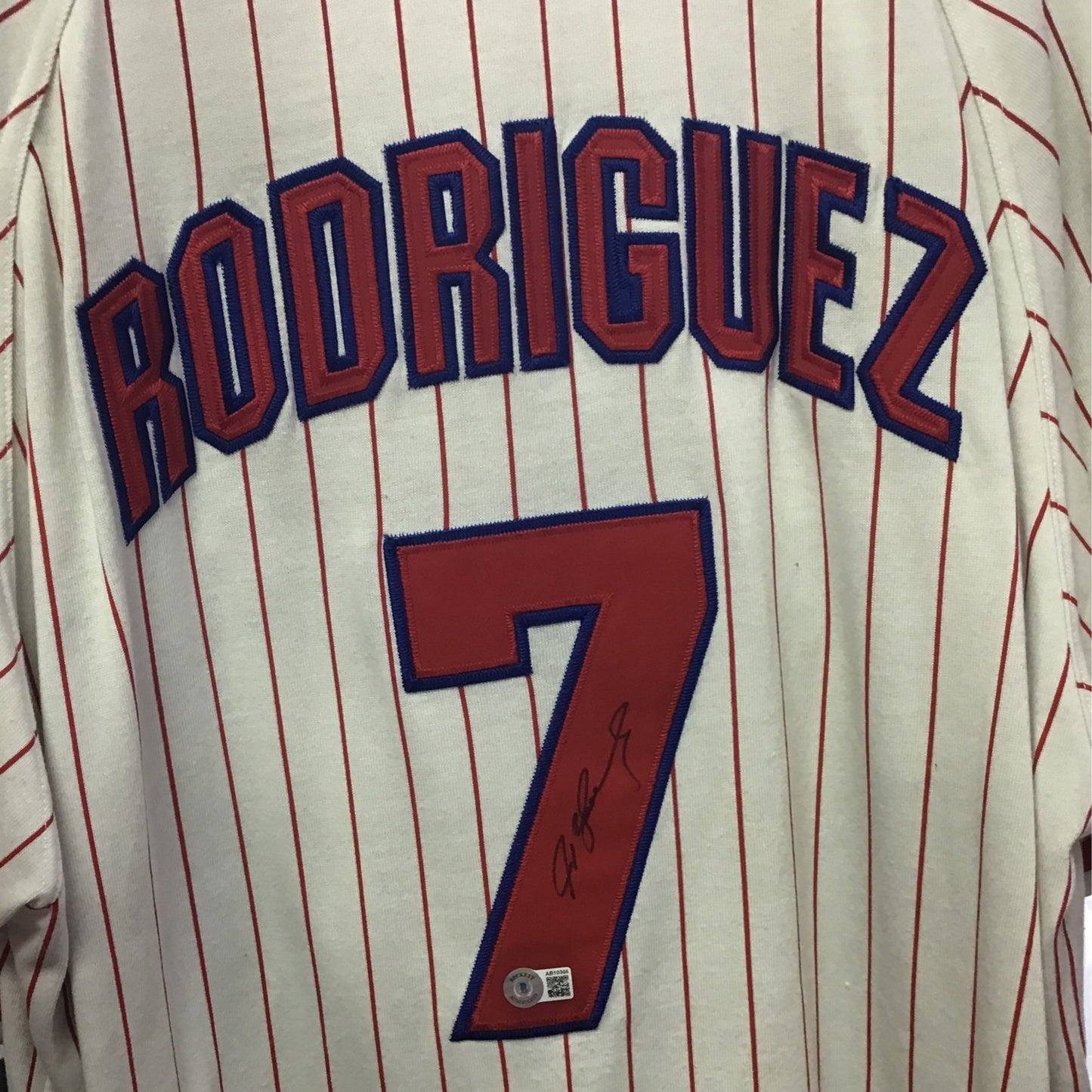 Ivan Rodriguez pinstripe Rangers autographed jersey Becket COA AB10366